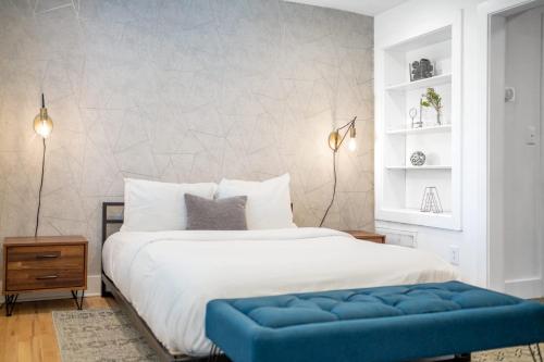 Ένα ή περισσότερα κρεβάτια σε δωμάτιο στο Stylish Gem in Midtown Steps to Nightlife
