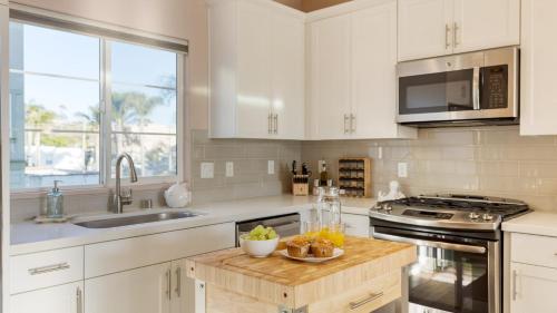 Dapur atau dapur kecil di Casa do Sol by AvantStay Rooftop Deck w Ocean Views 2 blocks to Beach
