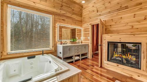 łazienka z wanną i kominkiem w obiekcie Grand Timber by AvantStay Indoor Pool Sports Court Game Room More w mieście White Haven