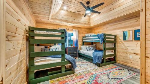 sypialnia z 2 łóżkami piętrowymi w kabinie w obiekcie Grand Timber by AvantStay Indoor Pool Sports Court Game Room More w mieście White Haven