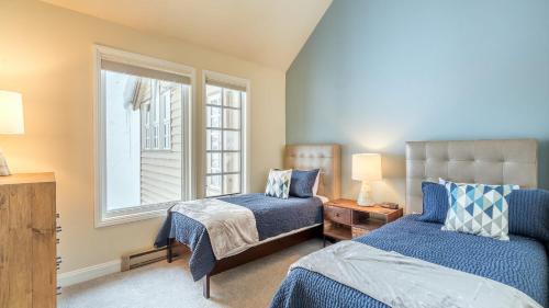 a bedroom with two beds and a window at Etta Place Too 113 by AvantStay Close to Town The Slopes In Complex w Communal Pool Hot Tub in Telluride