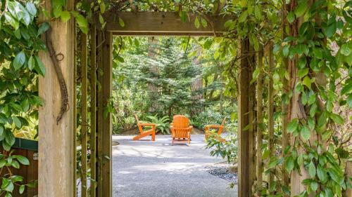 an entrance to a garden with an archway at The Cottage at Herons Roost by AvantStay in Langley