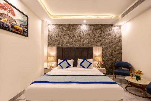 a hotel room with a bed and a desk at Hotel East End Delhi Aiport in New Delhi