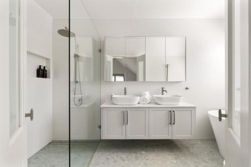 Koupelna v ubytování Umina Beachside Getaway - Hot Tub - 5 Bedrooms