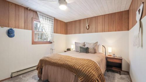 Postel nebo postele na pokoji v ubytování The Pines Cozy Arrowhead Lake Escape with Pools and Outdoor Adventures