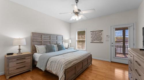 a bedroom with a bed and a ceiling fan at Kool Breeze by AvantStay Boat Ramp Hot Tub in Lake Norman of Catawba