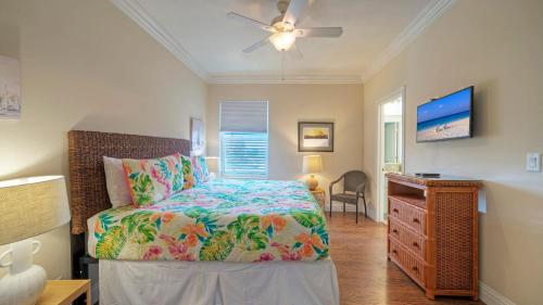 una camera da letto con un letto e una cassettiera di Pool Walkable to Old Town Eateries Nightlife Shops Palm Palace by AvantStay a Port Aransas