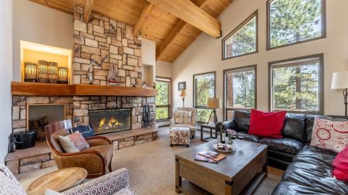 Χώρος καθιστικού στο Crystal View by AvantStay Al Fresco Dining w View of Lake Tahoe Crystal Bay