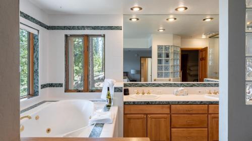 Ένα μπάνιο στο Crystal View by AvantStay Al Fresco Dining w View of Lake Tahoe Crystal Bay