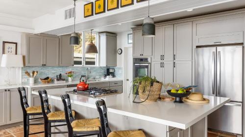 Galeriebild der Unterkunft Unbeatable Beachfront Bliss w Ocean Views Luxe Interiors Patio Beach Road in Dana Point