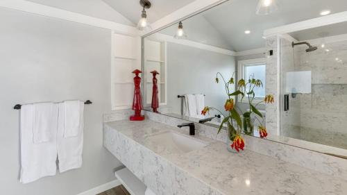 Bilik mandi di Unbeatable Beachfront Bliss w Ocean Views Luxe Interiors Patio Beach Road