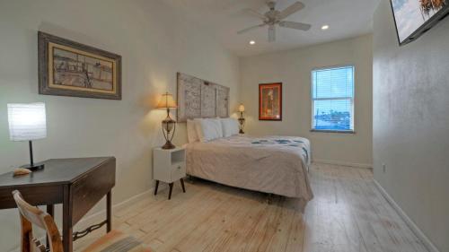 Krevet ili kreveti u jedinici u okviru objekta Panoramic Water Views Shared Pool Boat Dock Bayside Lodge by AvantStay