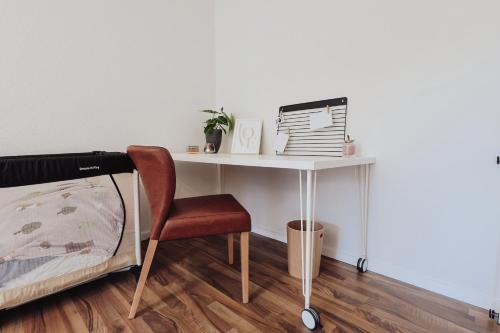 a desk and a chair in a room at Zentral. Stylisch. Toni House mit viel Platz! in Lingen