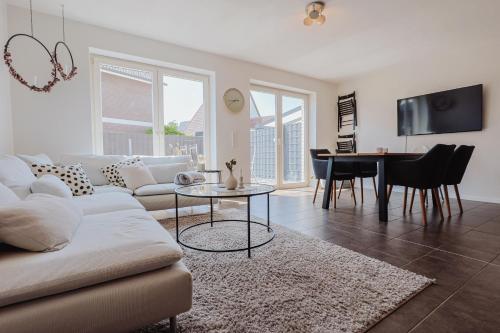 a living room with a couch and a table at Zentral. Stylisch. Toni House mit viel Platz! in Lingen
