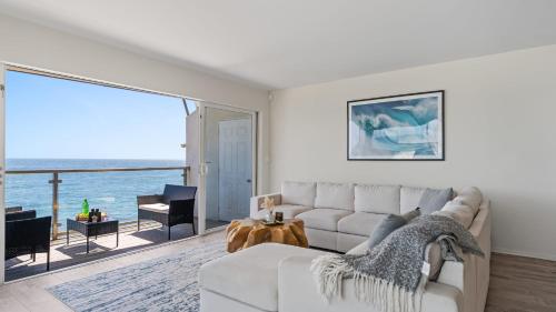 Χώρος καθιστικού στο Big Rock Beach Retreat with Oceanfront Balconies Direct Beach Access Sweeping Sunset Views Pacific Coast Outlook by AvantStay