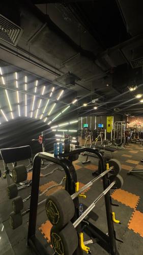 Gimnasio o instalaciones de fitness de Gold Crest Hotel Serviced Apartments-City View DHA Lahore