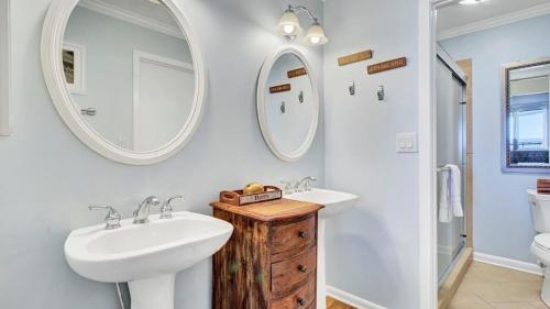 Ванная комната в 504 Summerhouse by AvantStay Ocean Front Condo w Community Pool Access