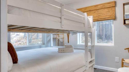 ein Schlafzimmer mit zwei Etagenbetten in einem Haus in der Unterkunft Cozy 2BR Fawnskin Cabin Big Bear Lake Hiking Trails Snow Summit Nearby in Fawnskin