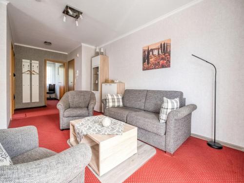 een woonkamer met twee banken en een tafel bij Modern Apartment in Schwalefeld with Garden in Willingen