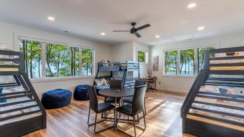 Φωτογραφία από το άλμπουμ του Paradise Peninsula by AvantStay Waterfront Private Beach Hot Tub View σε Mooresville