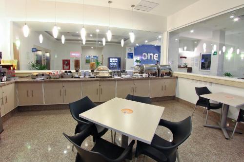 Restoran atau tempat lain untuk makan di One Guadalajara Periferico Norte