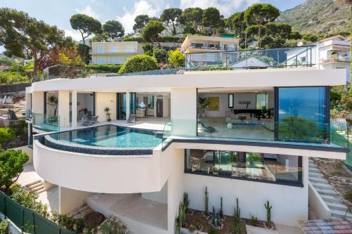 - une vue aérienne sur une maison avec une piscine dans l'établissement Villa Paradise, à Èze