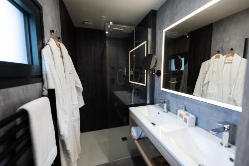 a bathroom with a sink and a mirror at In Secreto in Dunières