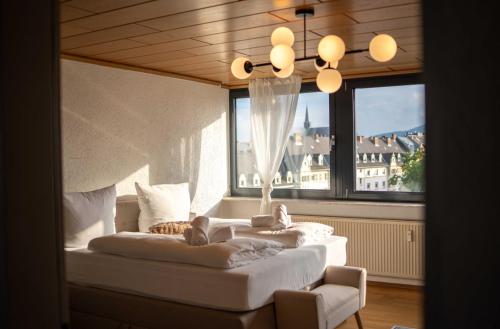 1 Schlafzimmer mit 2 Betten vor einem Fenster in der Unterkunft City Wohnung am Hbf mit 2 Schlafzimmern und Sky in Koblenz