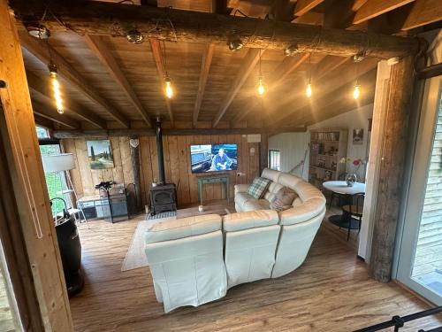 TV a/nebo společenská místnost v ubytování Weston Log Cabin