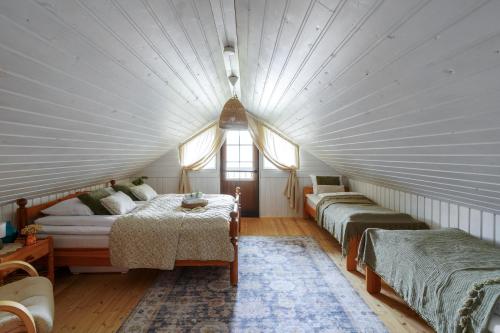 Letto o letti in una camera di Frosty Brook Cottage Hosted by Hygge Host