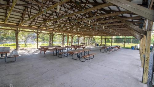 Εστιατόριο ή άλλο μέρος για φαγητό στο Chalet All Day AvantStay Lakeside Firepit Shared Pool