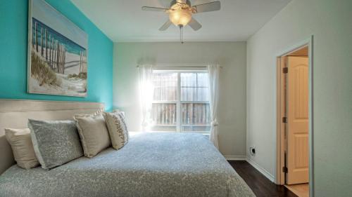 Ένα ή περισσότερα κρεβάτια σε δωμάτιο στο Stylish Condo w Pool Spa Access Wak to Beach Beach Breeze by AvantStay