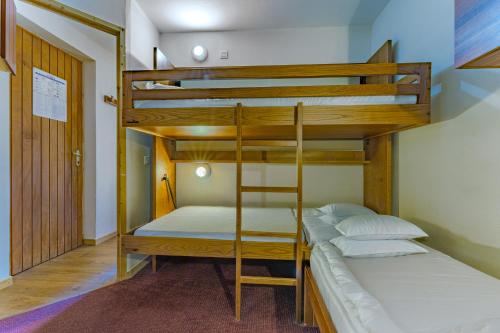 Litera en habitación con 2 camas en Feel the mountains at Machu; 5 people, en Val Thorens
