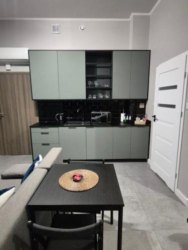a living room with a table and a kitchen at APARTAMENTY PRUCHNICKA in Jarosław