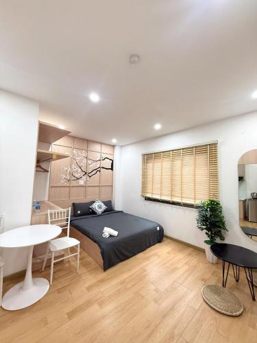 胡志明市KAT SaiGon的一间卧室配有一张床和一张桌子