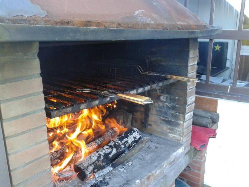 Kemudahan BBQ tersedia untuk tetamu di rumah percutian