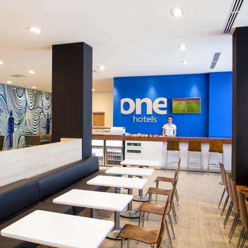 Un restaurante u otro lugar para comer en One Durango