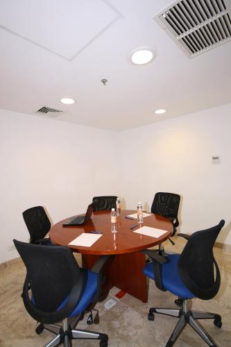 a conference room with a wooden table and chairs at One Coatzacoalcos Forum in Coatzacoalcos