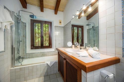 ポリェンサにあるVilla Reco Vertの洗面台、シャワー、鏡を備えたバスルーム