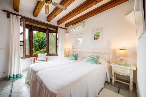 ポリェンサにあるVilla Reco Vertの白いベッドルーム(ベッド2台、窓付)