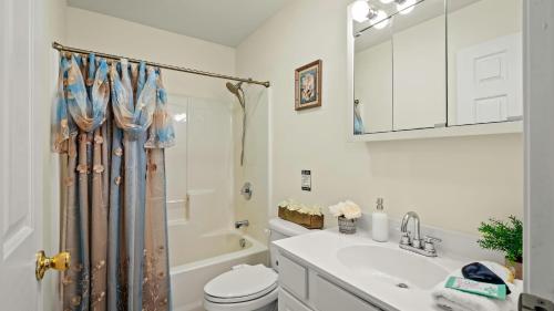 Un baño con lavabo, inodoro y ducha. en Birch Hollow by AvantStay Cozy Poconos Home w Fireplace, Soaking Tub & Kids Play Area, en Long Pond