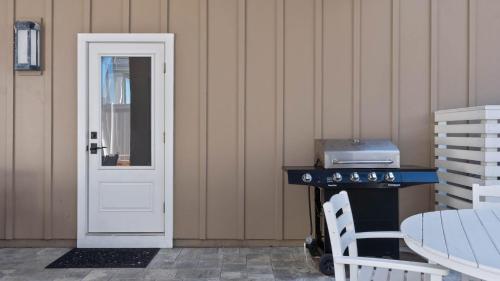 a room with a door and a stove and a table at Grayt Digs by AvantStay Next to Beach Oceanview in Santa Rosa Beach