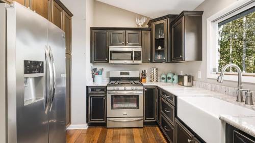 Dapur atau dapur kecil di Cabin in the Sky by AvantStay Deck w Views