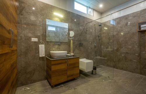 Ένα μπάνιο στο Hotel West Inn Delhi Airport