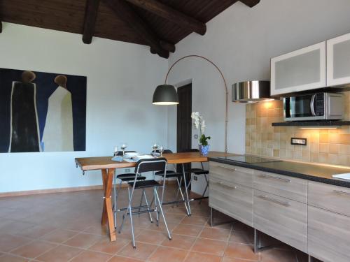 cocina con mesa y sillas en una habitación en Cascina Volpona, en Case Bruciate