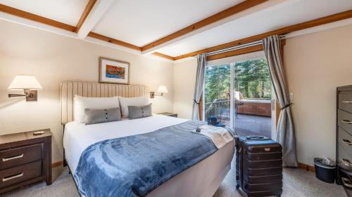 Postel nebo postele na pokoji v ubytování Year-Round Tahoe Escape with Hot Tub Outdoor Dining Timberline Haven by AvantStay