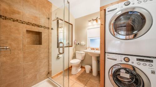 Koupelna v ubytování Year-Round Tahoe Escape with Hot Tub Outdoor Dining Timberline Haven by AvantStay