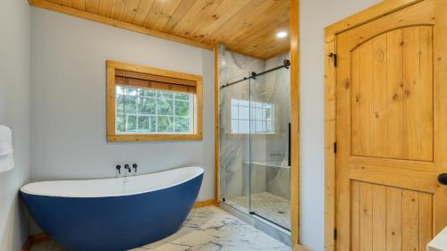 Un baño de Hot Tub Game Room Views Near Downtown Gatlinburg Perfect Too by AvantStay