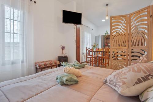 een slaapkamer met een groot bed met een knuffeldier erop bij La Casita Del Cestero in Adelantado