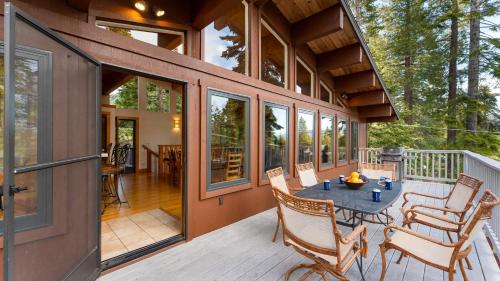 Imagen de la galería de Tahoe Timber by AvantStay Beach Lake Access, en Homewood